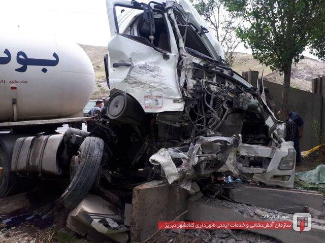 برخورد تانکر گاز مایع با دیوار بتنی پارک صائب تبریزی، موجب برخورد تانکر گاز مایع با دیوار بتنی پارک صائب تبریزی، موجب مرگ راننده شد