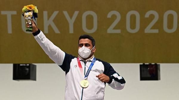 قهرمان تیراندازی المپیک مدالهای خود را به موزه آستان قدس رضوی اهدا کرد